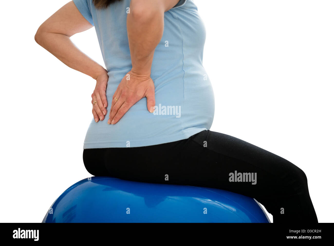 Schwangere Frau sitzen auf Fit Ball mit Rückenschmerzen - isoliert auf weiss Stockfoto