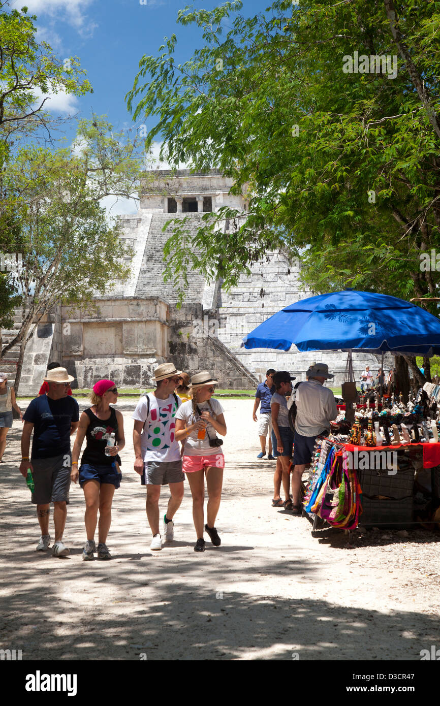 Touristen schlendern den Prozessionsweg Damm Blick auf Souvenirs bei Chichen Itza, Mexiko Stockfoto