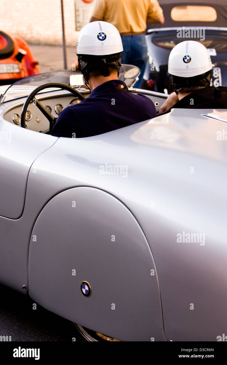 Rennwagen und Fahrer, Mille Miglia Autorennen, Italien, 2008 Stockfoto