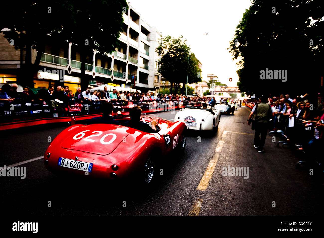Rennwagen auf Straße, Mille Miglia Autorennen, Italien, 2008 Stockfoto