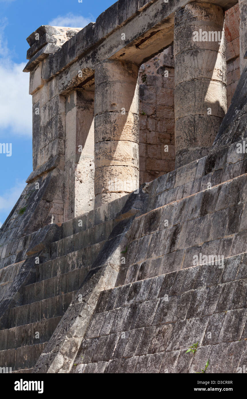 Der nördliche Tempel oder Tempel des bärtigen Mannes am Nordende des großen Ball Court, Chichen Itza, Mexiko Stockfoto