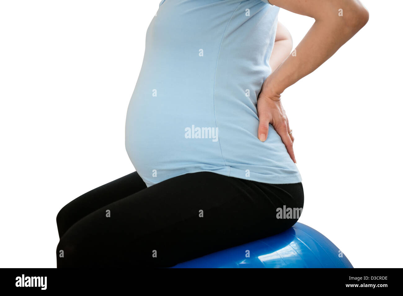 Schwangere Frau sitzen auf Fit Ball mit Rückenschmerzen - isoliert auf weiss Stockfoto
