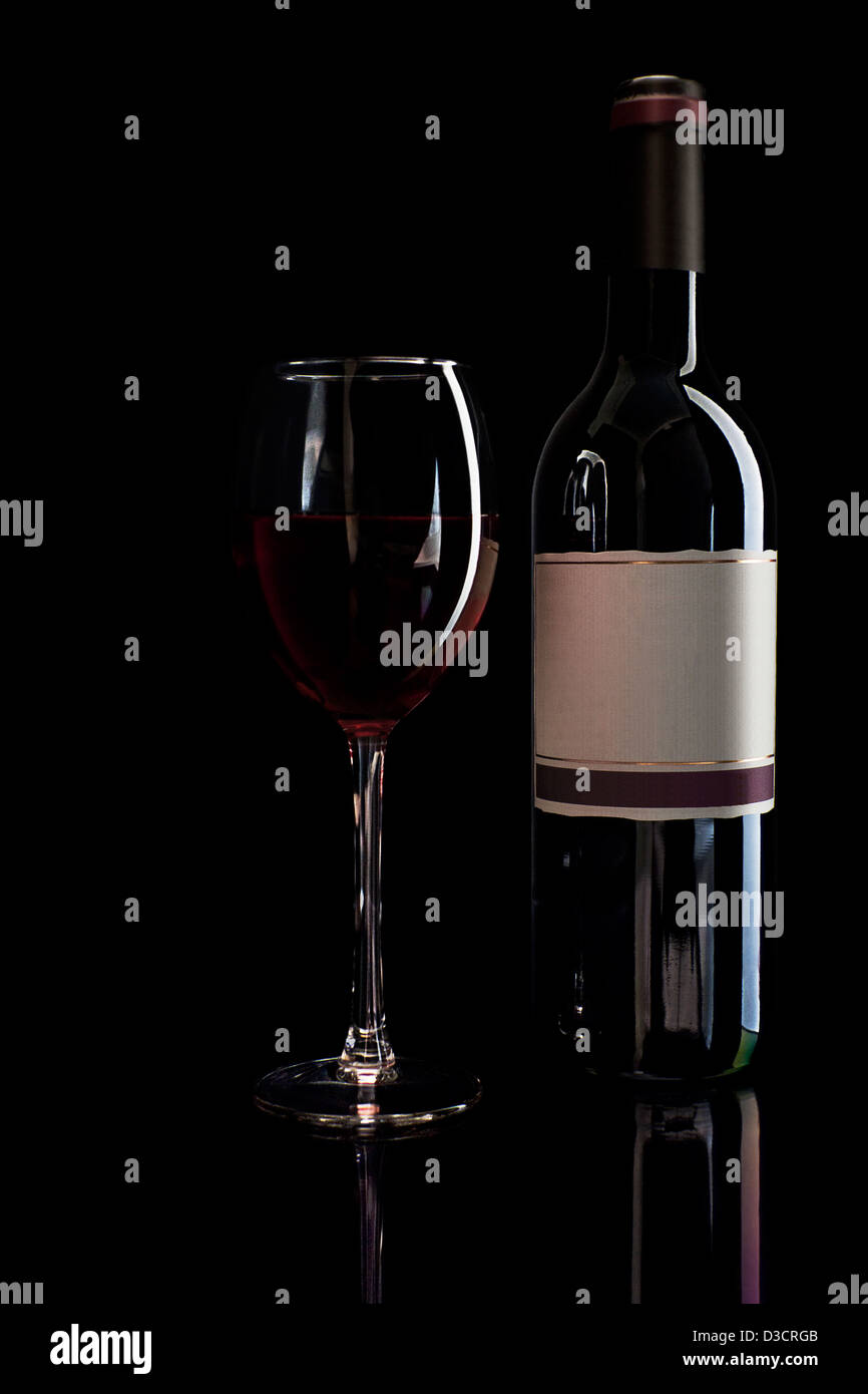 Flasche Wein und Glas mit leere Beschriftung Stockfoto