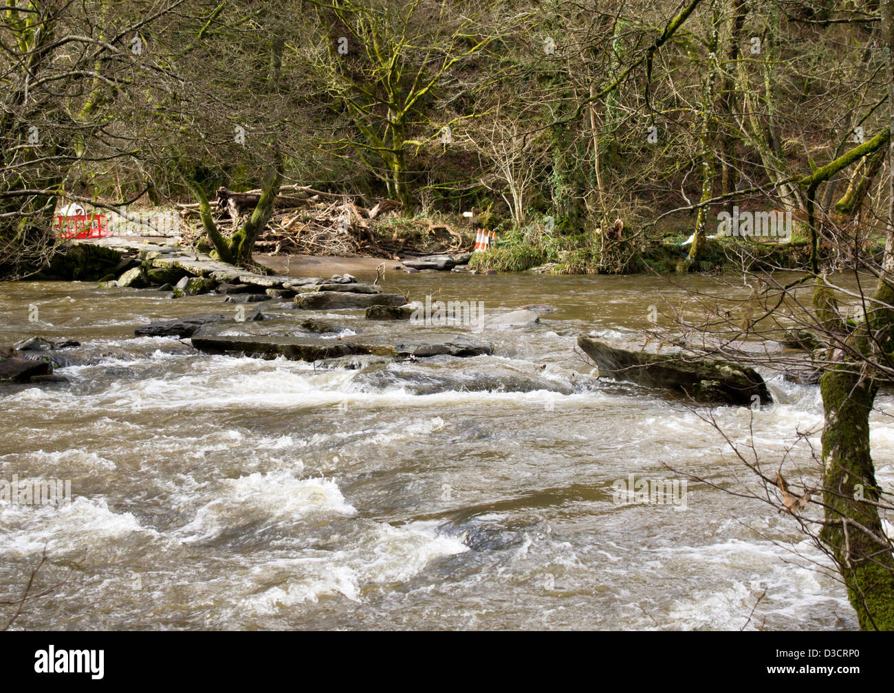 Tarr Steps ist eine mittelalterliche Klöppel Brücke auf Exmoor in Somerset, England. Ist war Ende Dezember 2012 teilweise Weg gefegt. Stockfoto