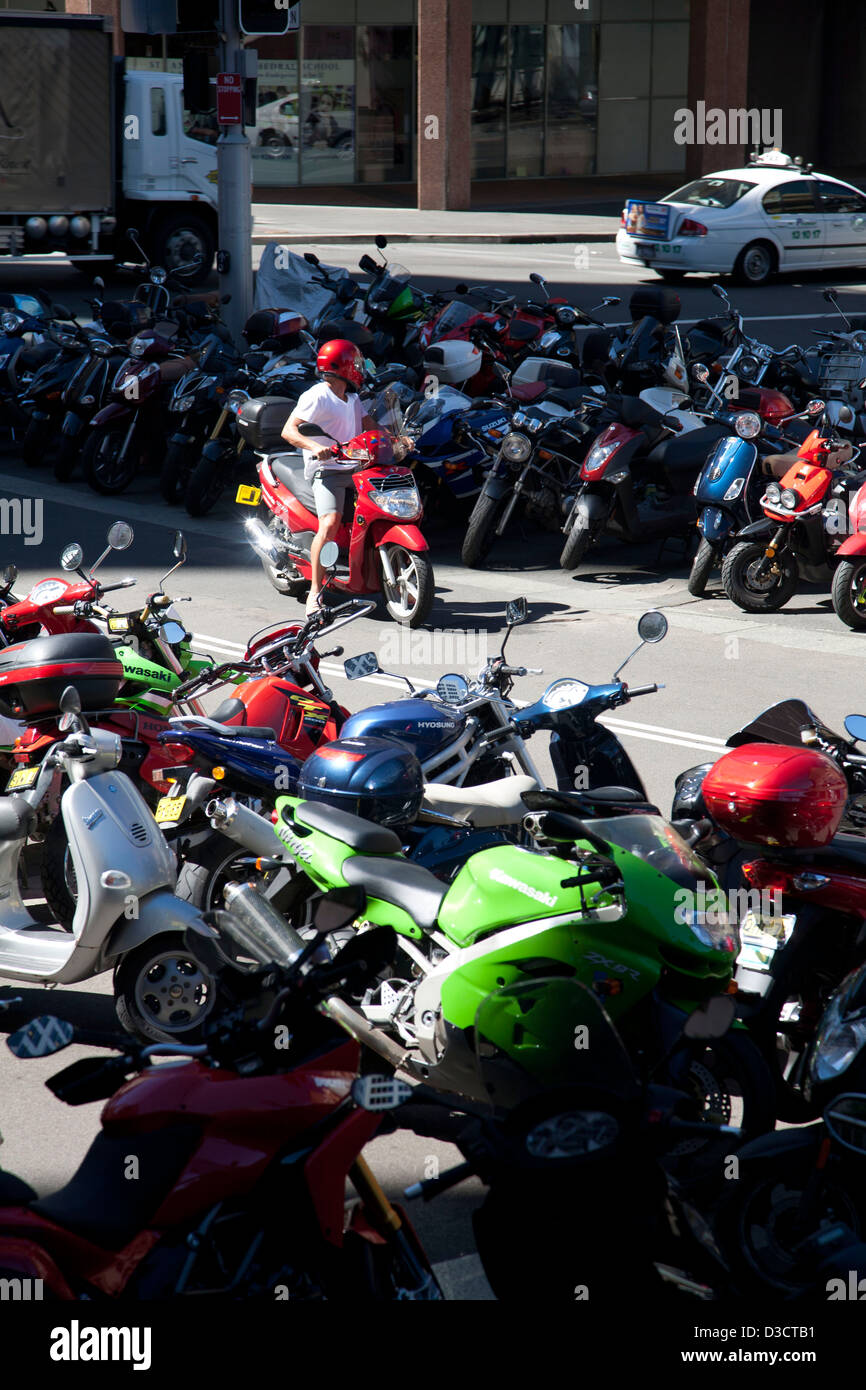 Pendler-Motorrad, Moped, Roller Parken auf King Street in der Nähe von Darling Park Sydney Australia Stockfoto