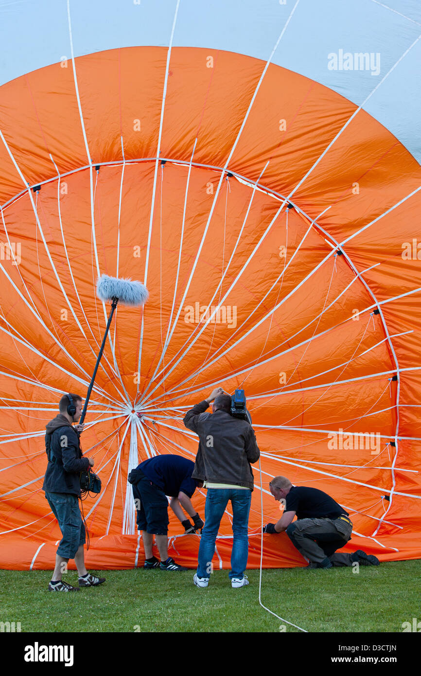 Kiel, Deutschland, ein Kamerateam filmt Ballonfahrer bei ihren Vorbereitungen Stockfoto