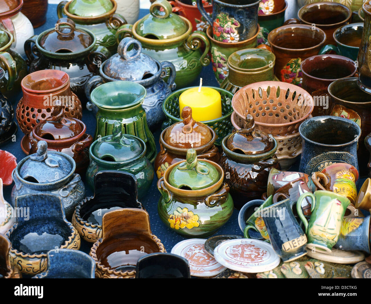 Hausgemachte dekorative Keramik Geschirr für den Verkauf auf dem lettischen Markt Stockfoto