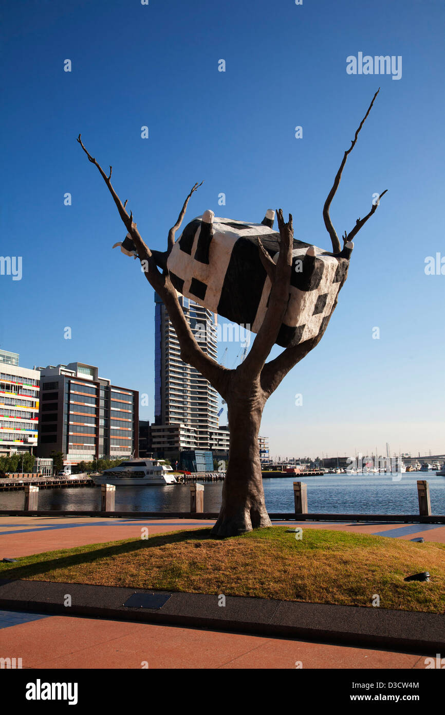 Kuh auf einen Baum ist eine Skulptur, die zwei australischen Themen - Kühe & Überschwemmungen kommentiert. Docklands-Melbourne-Australien Stockfoto