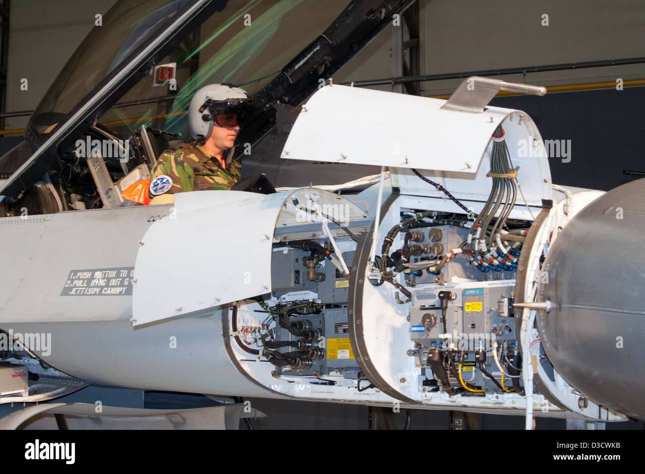 picture F16 Fighter Jet Cockpit https www alamy de stockfoto f 16 fighter jet testen 53758639 html