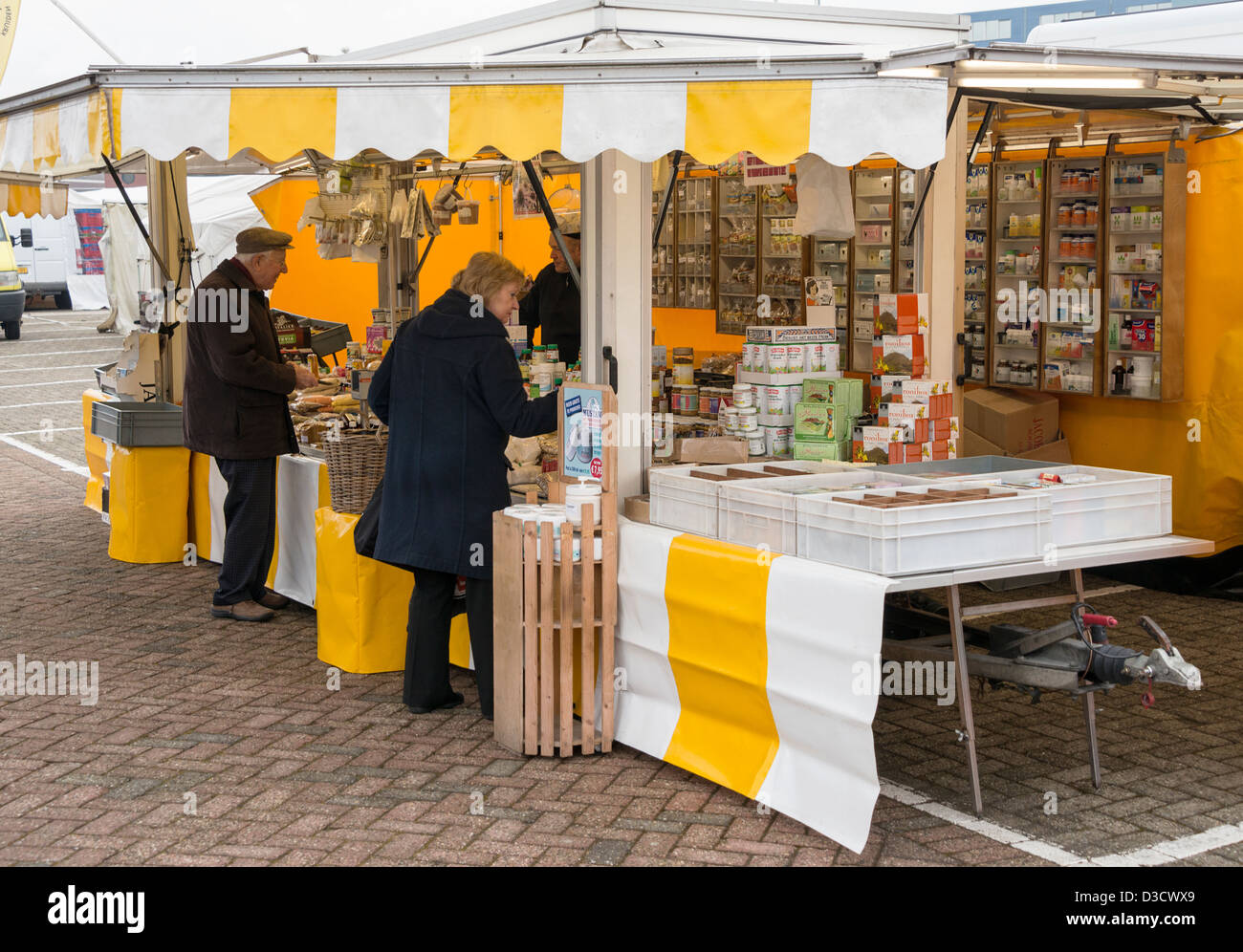 Menschen beim Einkaufen auf dem Markt zu einem Tee-stall Stockfoto