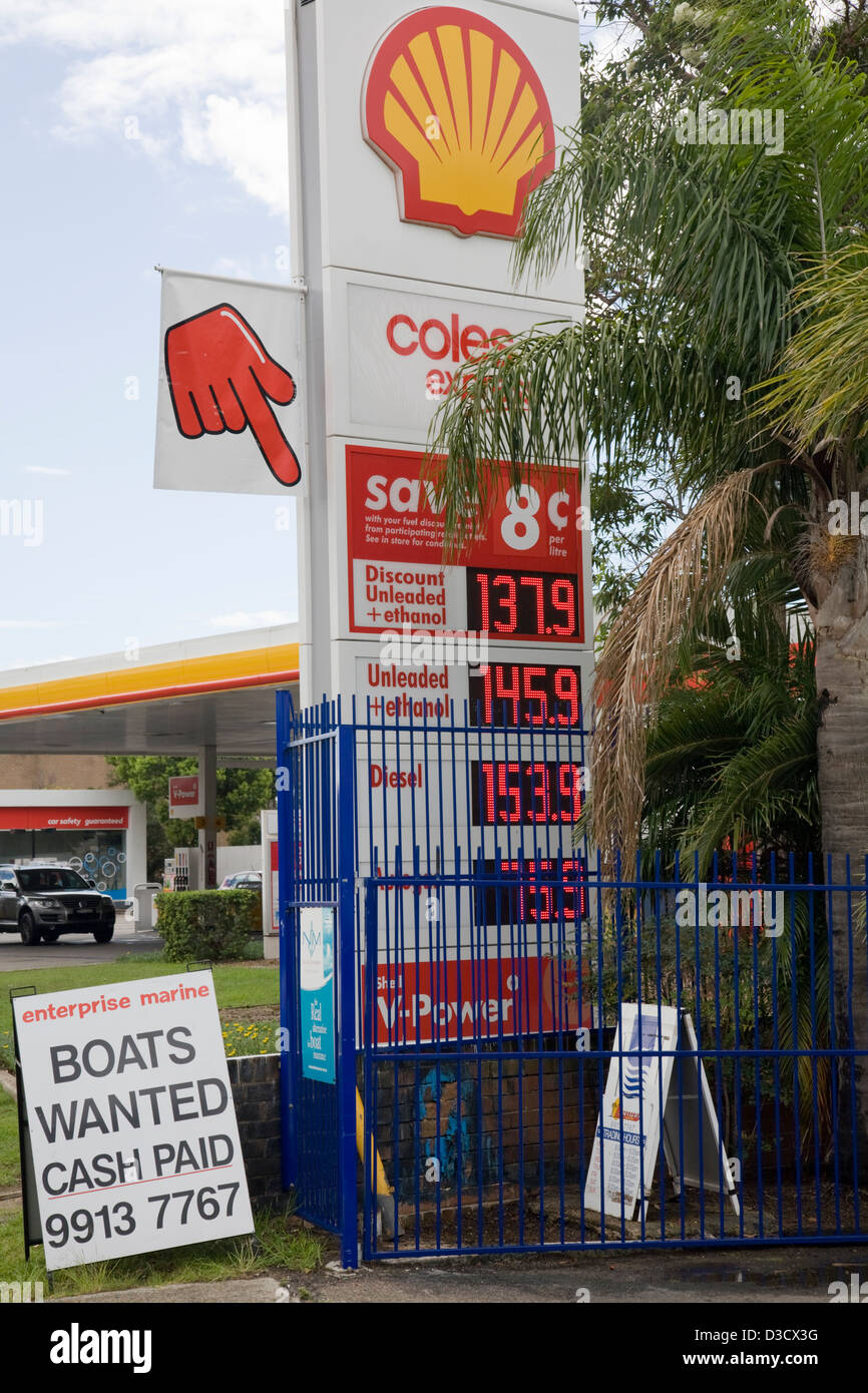 Coles Supermärkte und Shell-Tankstelle in North Sydney, Australien Stockfoto