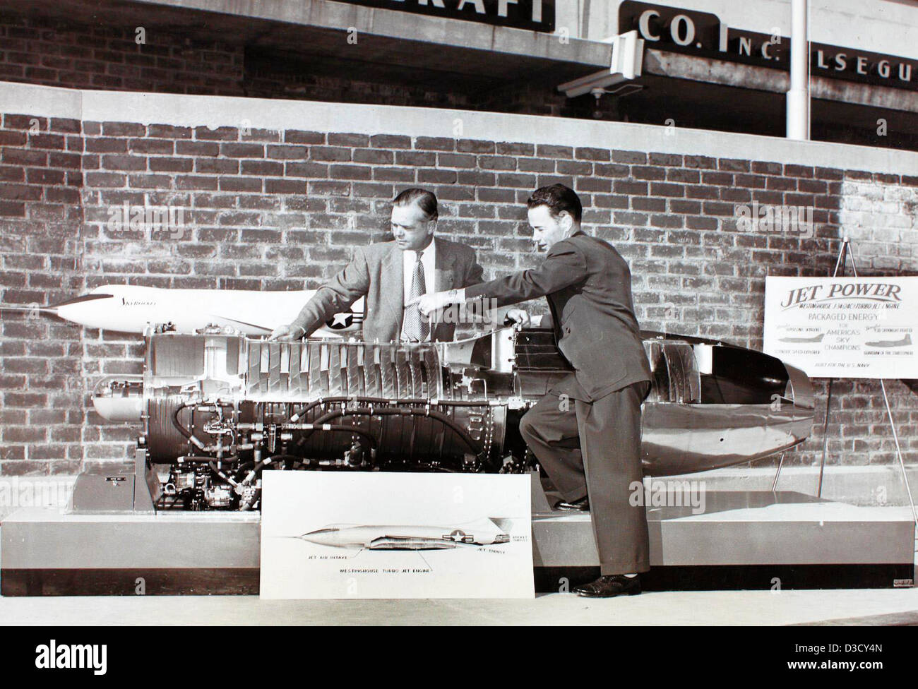 Die Douglas D-558-2 war ein Versuchsflugzeug, das in den 1940er Jahren von der US Navy eingesetzt wurde, um Hochgeschwindigkeitsflüge und Überschalltechnologie zu testen Die Rakete wurde für den Raketenflug entwickelt und war ein bedeutender Schritt in der Entwicklung von Jet-Antrieb und Überschallflugzeugen. Sie trug zur Weiterentwicklung der Luft- und Raumfahrttechnologie bei und ist ein wichtiger Bestandteil der Charles M. Daniels Collection. Stockfoto