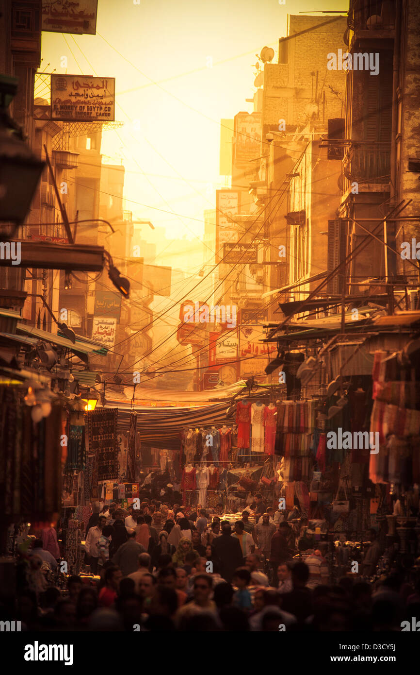 Khan el-Khalili (Arabisch: الخليلي خان) bei Sonnenuntergang. Dies ist eine große Souk in der islamischen Viertel von Kairo, Ägypten Stockfoto