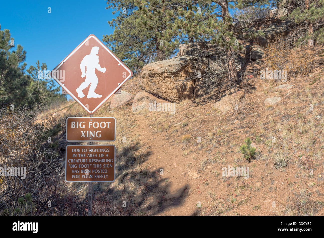 Verkehrszeichen Achtung für das mögliche Vorhandensein von Bigfoot in Pike National Forest, Colorado, USA Stockfoto