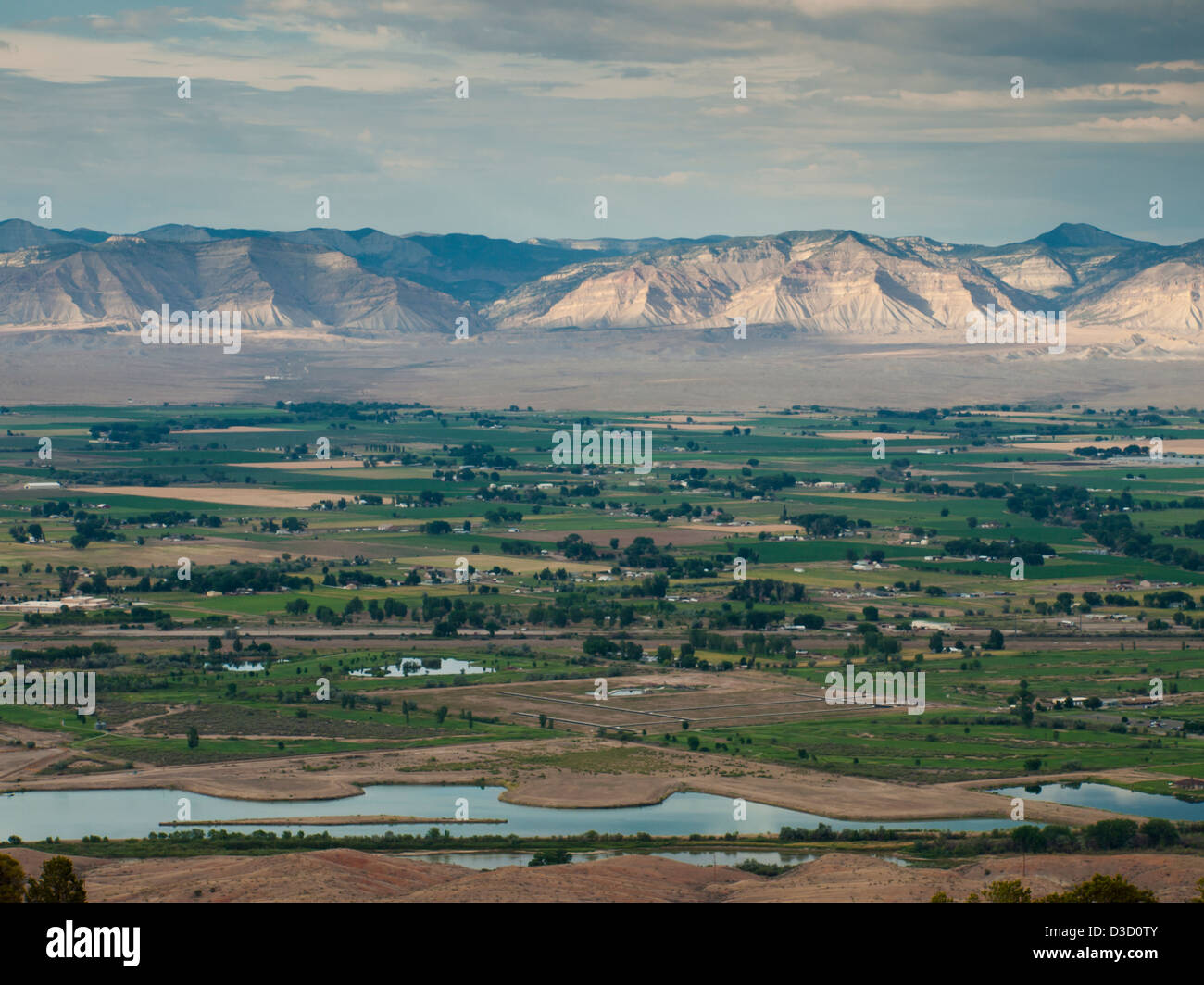 Colorado National Monument ist ein Teil des National Park Service in der Nähe der Stadt Grand Junction, Colorado. Spektakuläre Schluchten tief in Sandstein und Granit Gneis - Schiefer Felsformationen, in einigen Bereichen. Stockfoto