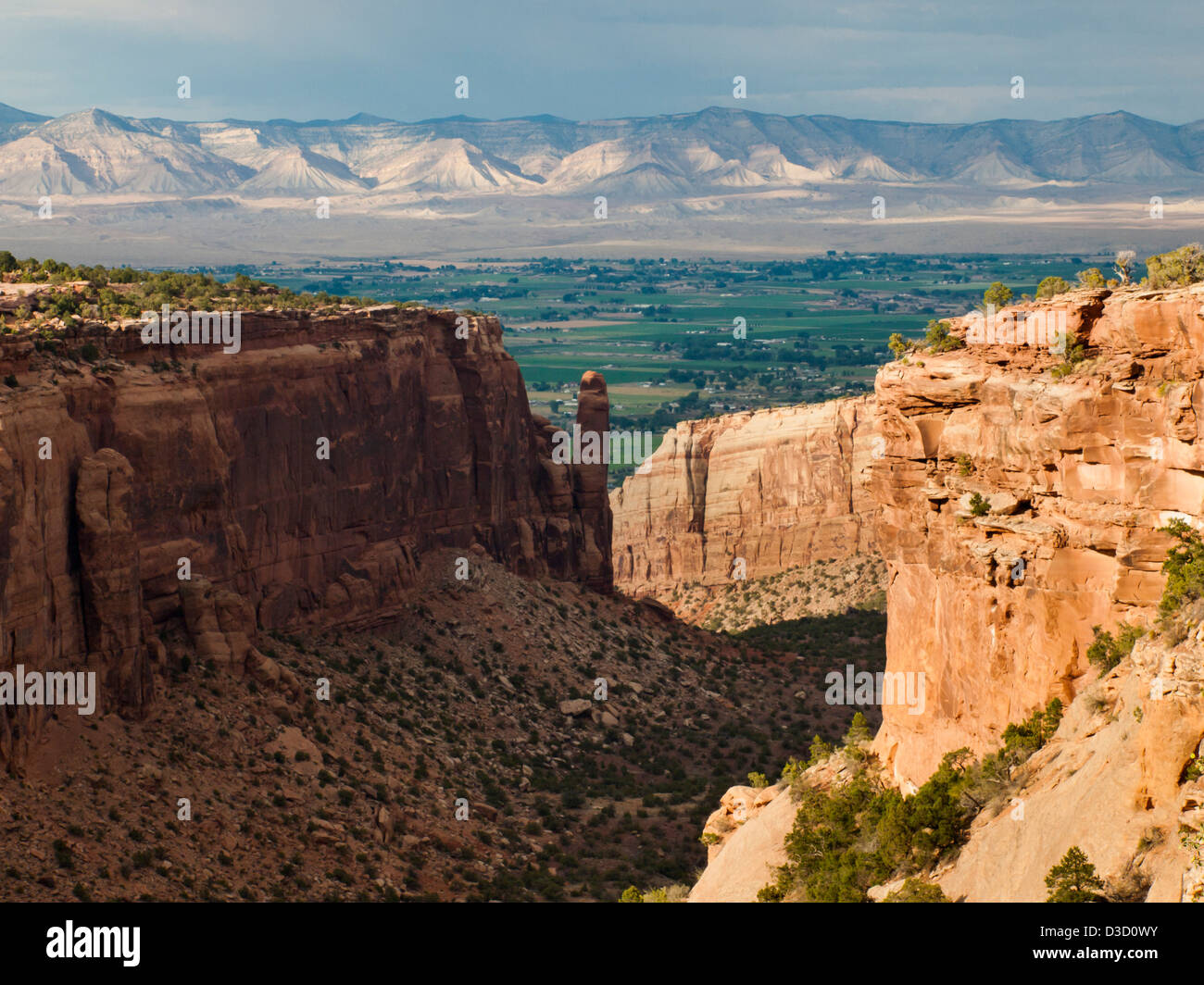 Colorado National Monument ist ein Teil des National Park Service in der Nähe der Stadt Grand Junction, Colorado. Spektakuläre Schluchten tief in Sandstein und Granit Gneis - Schiefer Felsformationen, in einigen Bereichen. Stockfoto