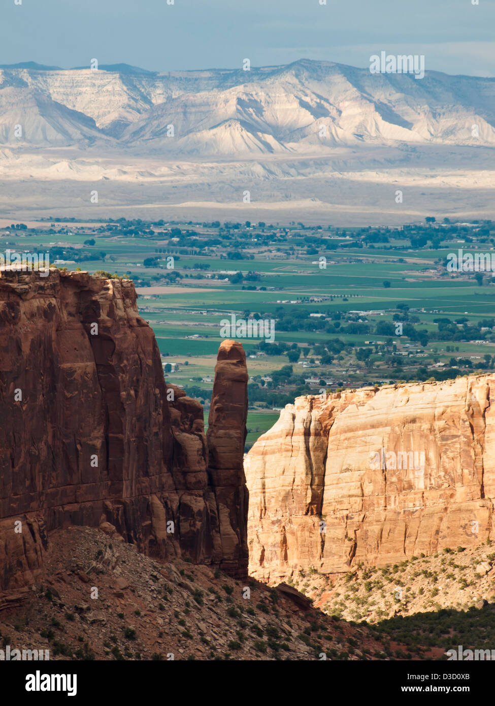 Colorado National Monument ist ein Teil des National Park Service in der Nähe der Stadt Grand Junction, Colorado. Spektakuläre Schluchten tief in Sandstein und Granit Gneis - Schiefer Felsformationen, in einigen Bereichen. Stockfoto