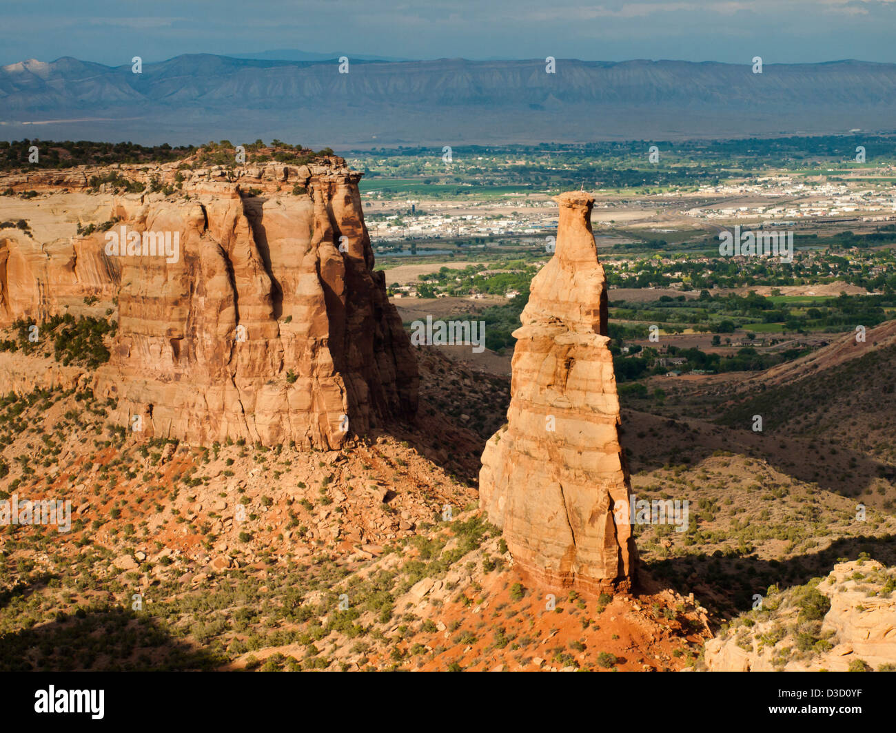Colorado National Monument ist ein Teil des National Park Service in der Nähe der Stadt Grand Junction, Colorado. Spektakuläre Schluchten tief in Sandstein und Granit Gneis - Schiefer Felsformationen, in einigen Bereichen. Stockfoto