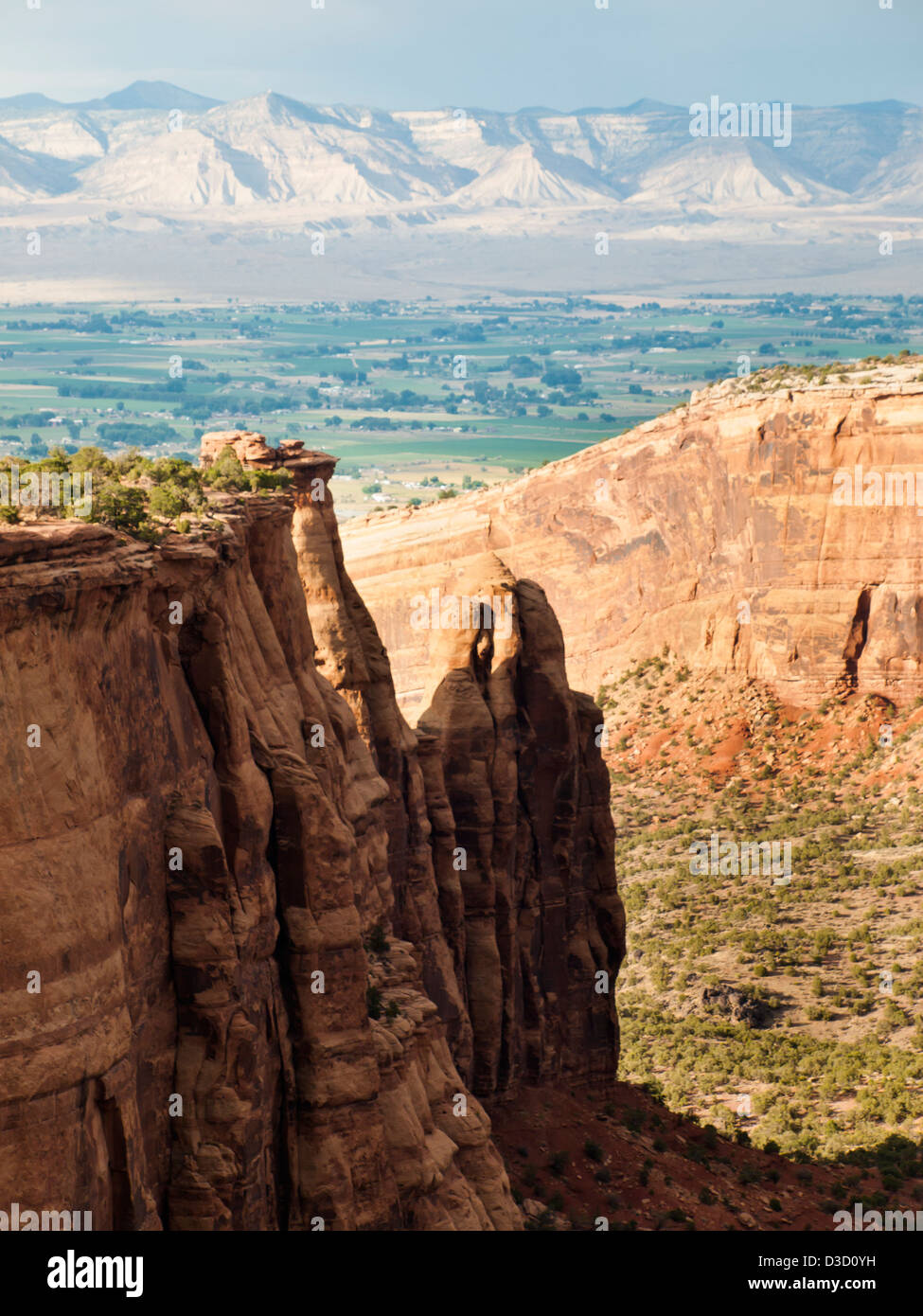 Colorado National Monument ist ein Teil des National Park Service in der Nähe der Stadt Grand Junction, Colorado. Spektakuläre Schluchten tief in Sandstein und Granit Gneis - Schiefer Felsformationen, in einigen Bereichen. Stockfoto