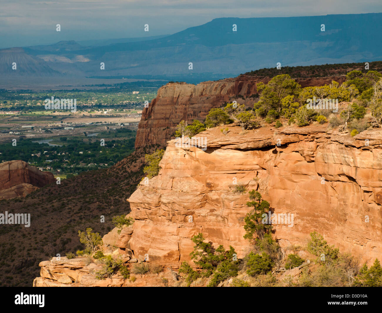 Colorado National Monument ist ein Teil des National Park Service in der Nähe der Stadt Grand Junction, Colorado. Spektakuläre Schluchten tief in Sandstein und Granit Gneis - Schiefer Felsformationen, in einigen Bereichen. Stockfoto