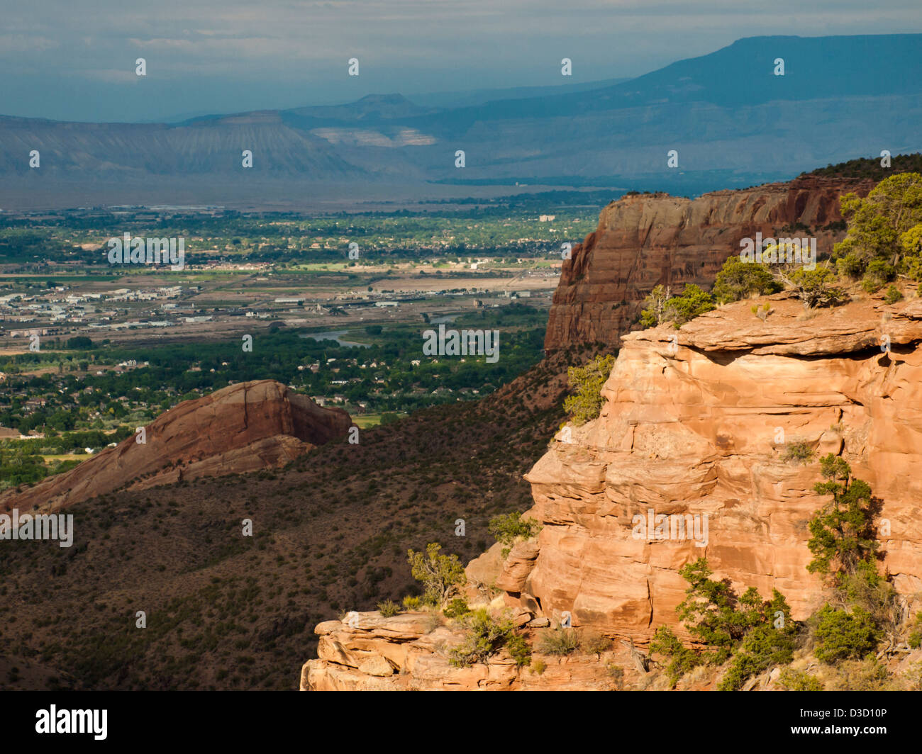 Colorado National Monument ist ein Teil des National Park Service in der Nähe der Stadt Grand Junction, Colorado. Spektakuläre Schluchten tief in Sandstein und Granit Gneis - Schiefer Felsformationen, in einigen Bereichen. Stockfoto