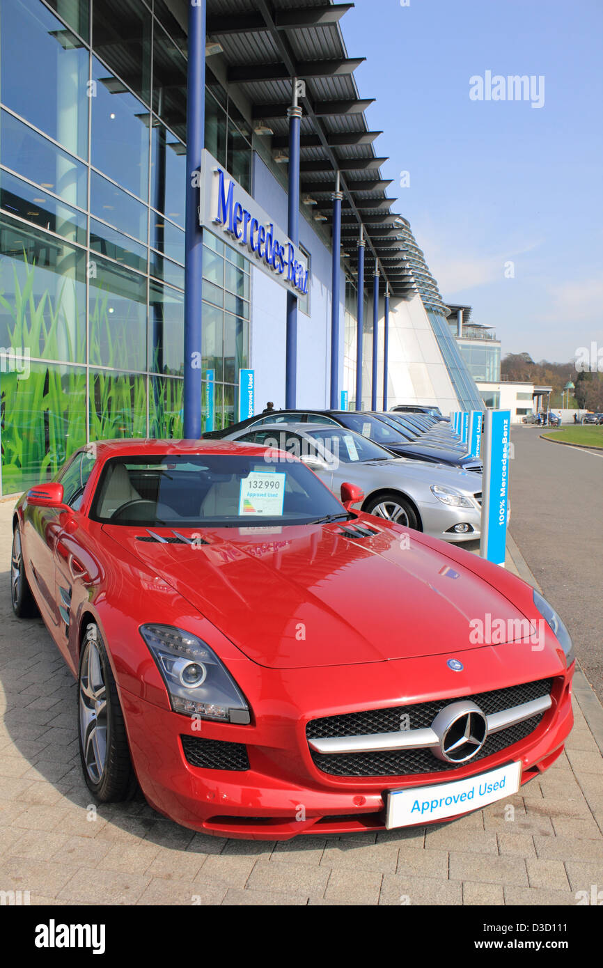 Mercedes-Benz-Welt, Brooklands, in der Nähe von Weybridge, Surrey, England, UK. Stockfoto