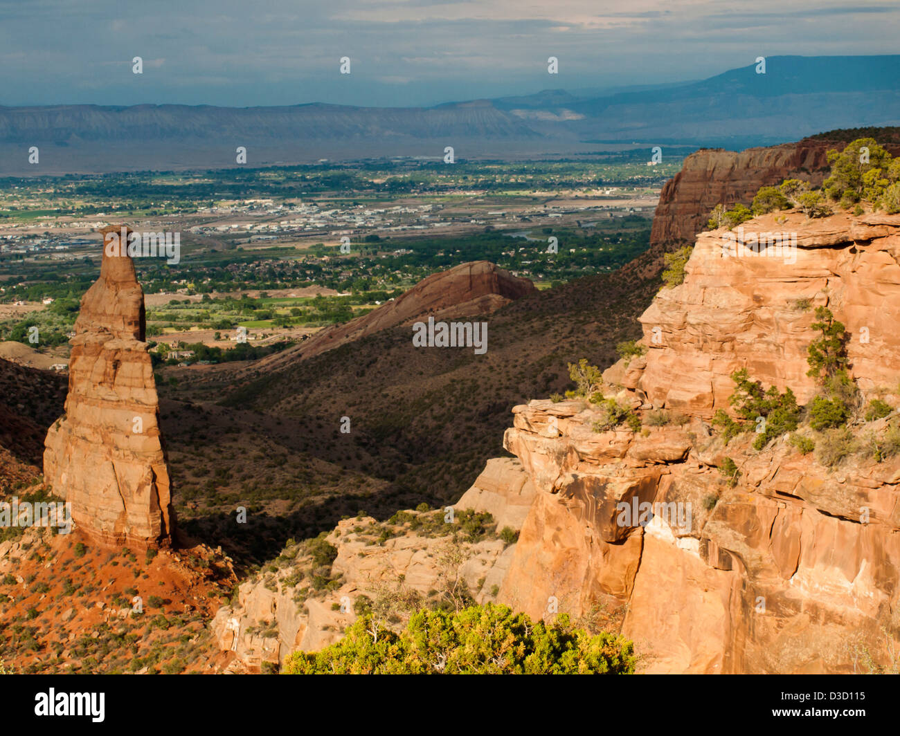 Colorado National Monument ist ein Teil des National Park Service in der Nähe der Stadt Grand Junction, Colorado. Spektakuläre Schluchten tief in Sandstein und Granit Gneis - Schiefer Felsformationen, in einigen Bereichen. Stockfoto