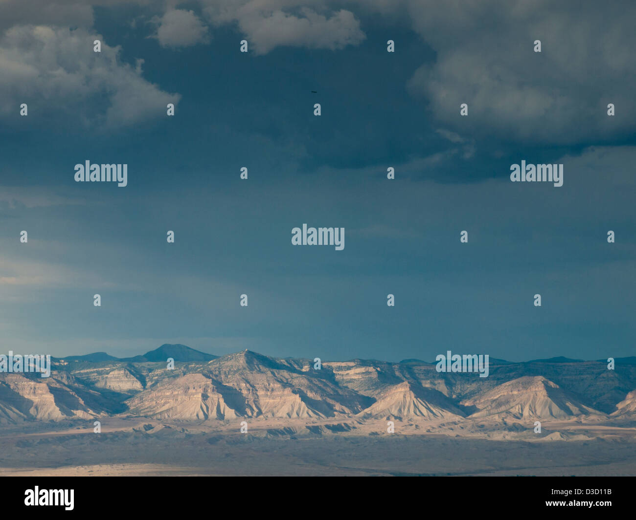 Colorado National Monument ist ein Teil des National Park Service in der Nähe der Stadt Grand Junction, Colorado. Spektakuläre Schluchten tief in Sandstein und Granit Gneis - Schiefer Felsformationen, in einigen Bereichen. Stockfoto