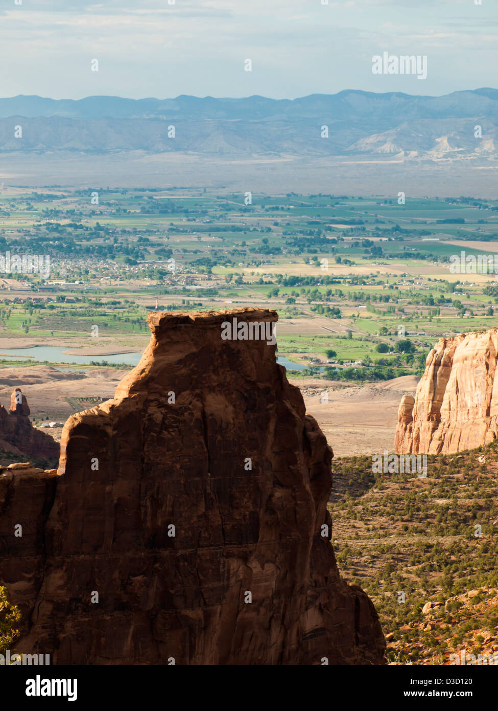 Colorado National Monument ist ein Teil des National Park Service in der Nähe der Stadt Grand Junction, Colorado. Spektakuläre Schluchten tief in Sandstein und Granit Gneis - Schiefer Felsformationen, in einigen Bereichen. Stockfoto