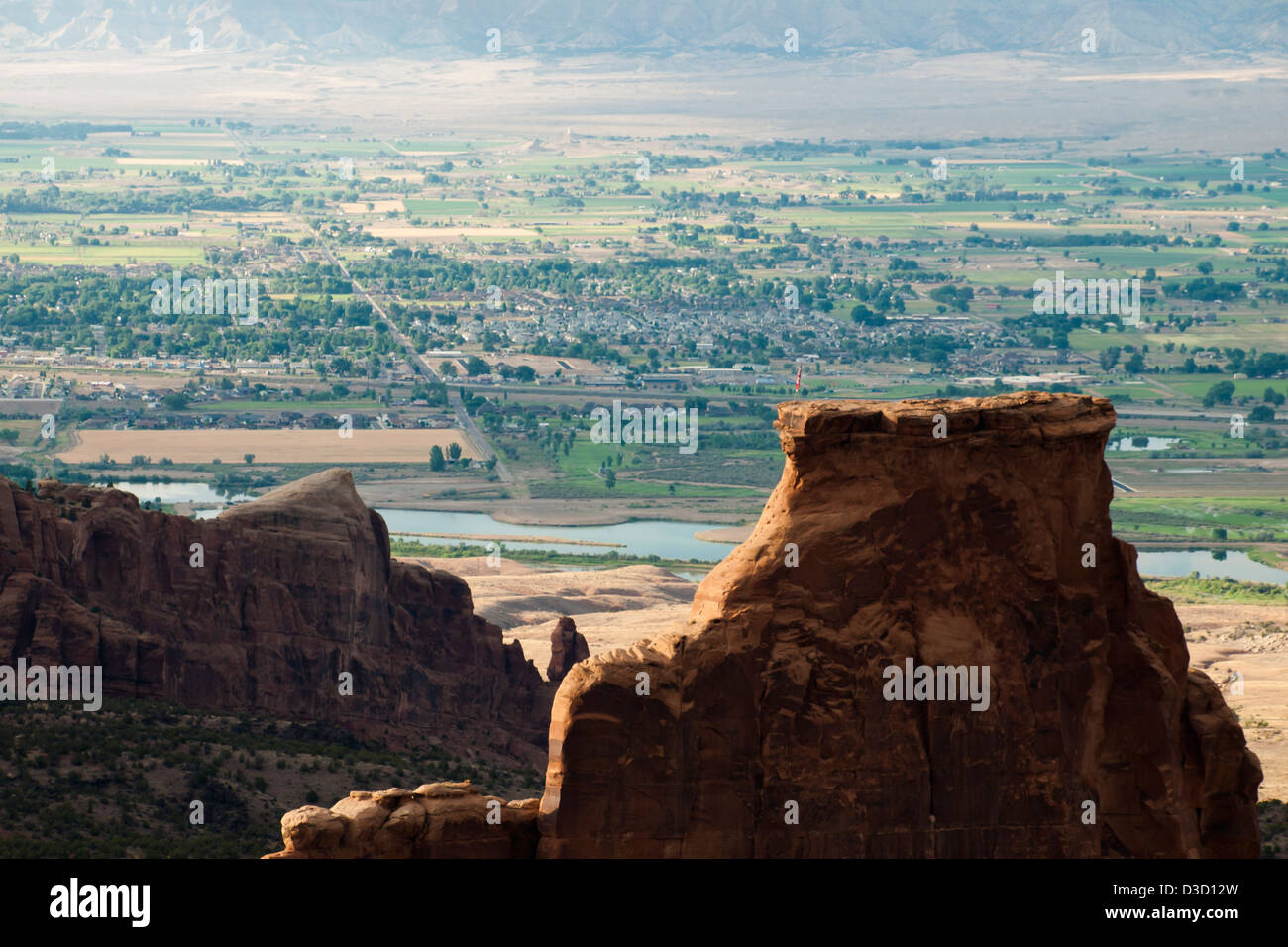 Colorado National Monument ist ein Teil des National Park Service in der Nähe der Stadt Grand Junction, Colorado. Spektakuläre Schluchten tief in Sandstein und Granit Gneis - Schiefer Felsformationen, in einigen Bereichen. Stockfoto
