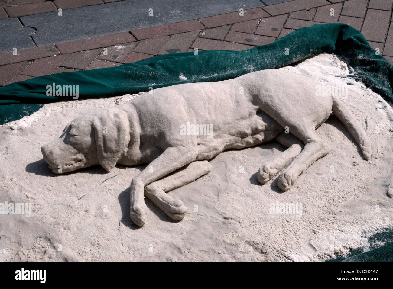 Sandskulpturen des Hundes, Damrak, Amsterdam, Niederlande Stockfoto
