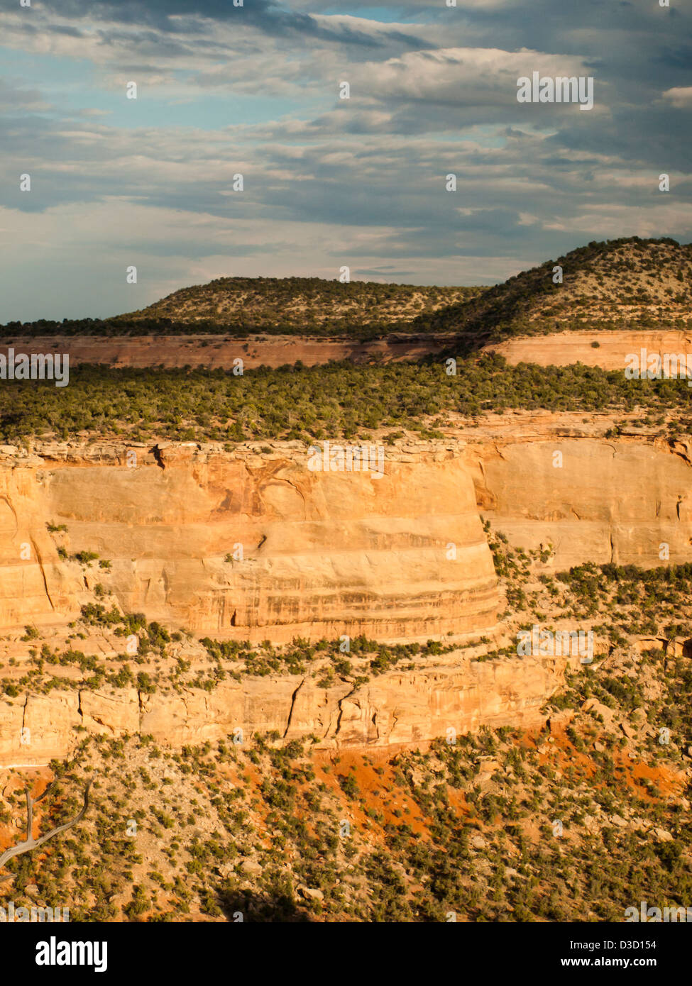 Colorado National Monument ist ein Teil des National Park Service in der Nähe der Stadt Grand Junction, Colorado. Spektakuläre Schluchten tief in Sandstein und Granit Gneis - Schiefer Felsformationen, in einigen Bereichen. Stockfoto