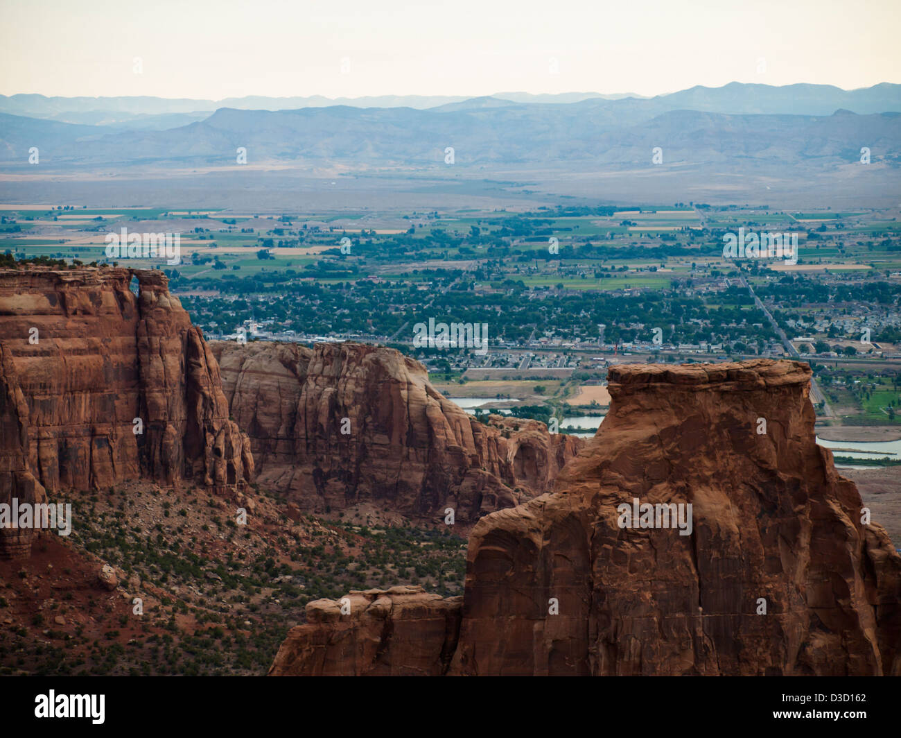 Colorado National Monument ist ein Teil des National Park Service in der Nähe der Stadt Grand Junction, Colorado. Spektakuläre Schluchten tief in Sandstein und Granit Gneis - Schiefer Felsformationen, in einigen Bereichen. Stockfoto