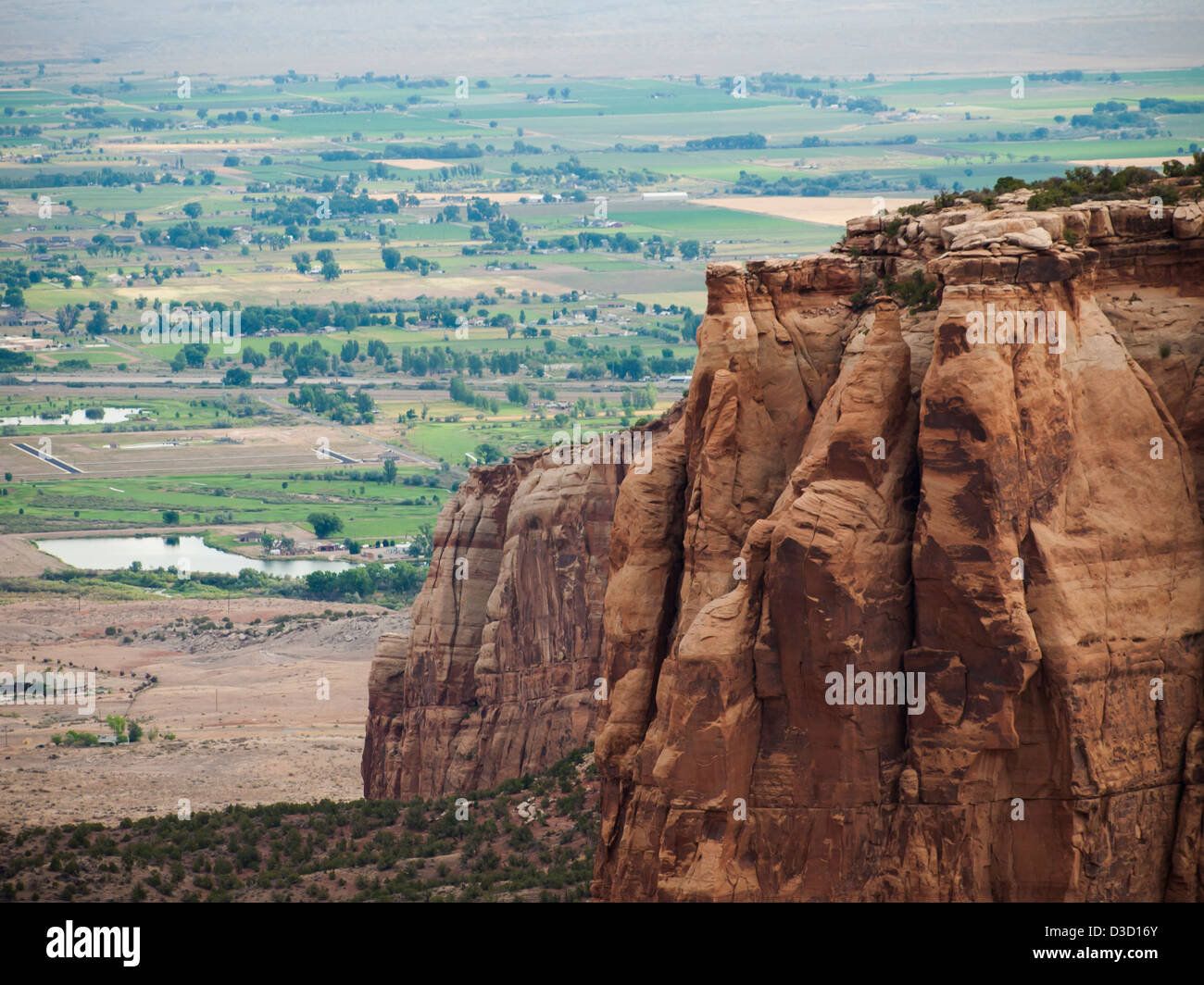 Colorado National Monument ist ein Teil des National Park Service in der Nähe der Stadt Grand Junction, Colorado. Spektakuläre Schluchten tief in Sandstein und Granit Gneis - Schiefer Felsformationen, in einigen Bereichen. Stockfoto