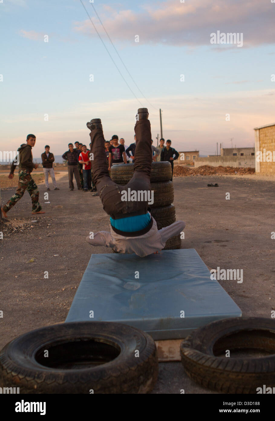 Kostenlose syrische Jugend Soldaten besuchen ein Trainingslager in Syrien. Ihr Alter reicht von 14 bis 18 und sie verbringen mehrere Wochen. Stockfoto