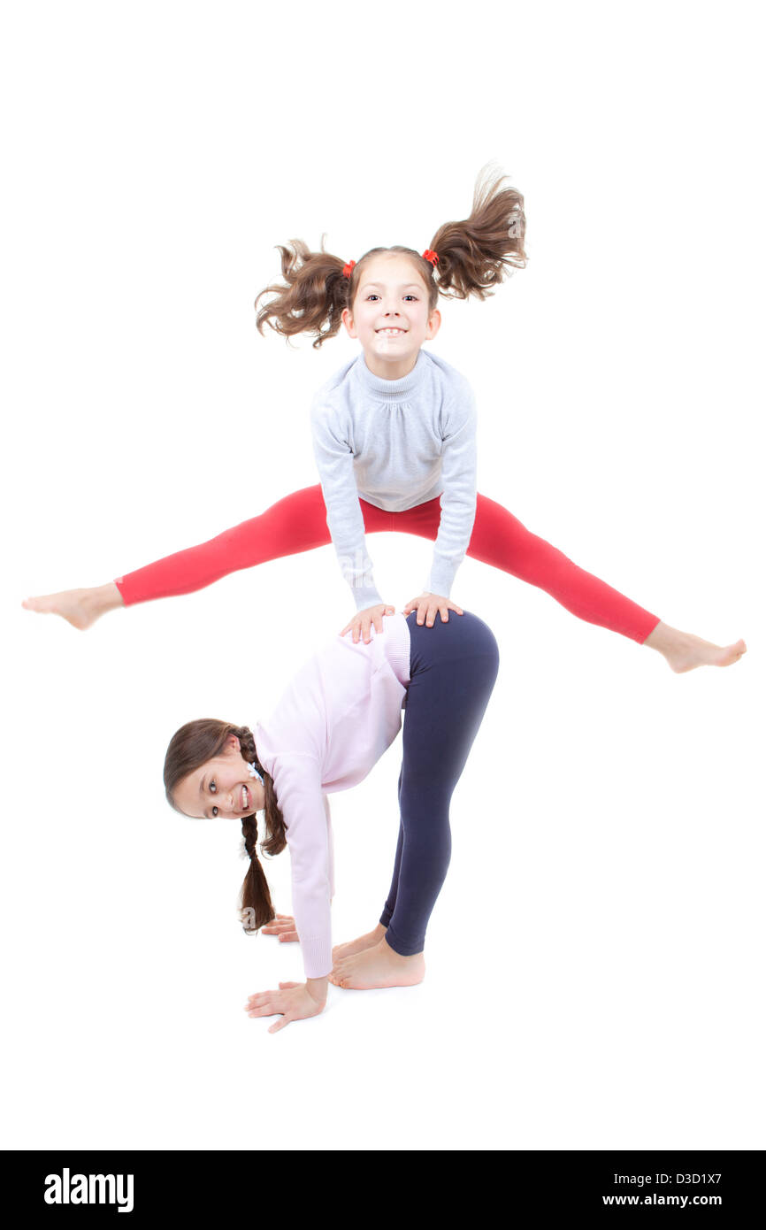 aktive Kinder spielen Leapfrog und springen Stockfoto