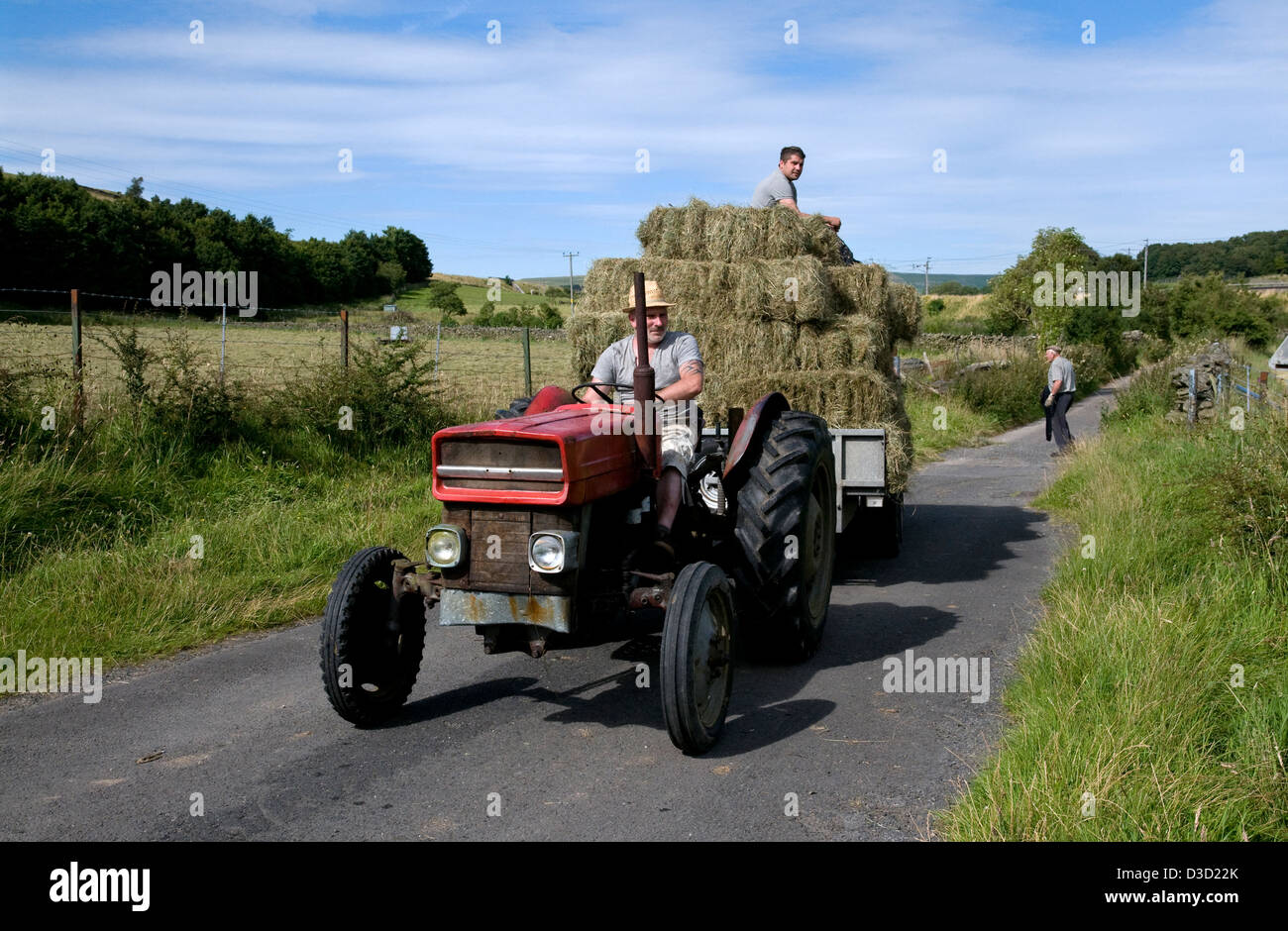 Landwirt und Traktor mit traditionellen Heuballen, Tebay, cumbria Stockfoto