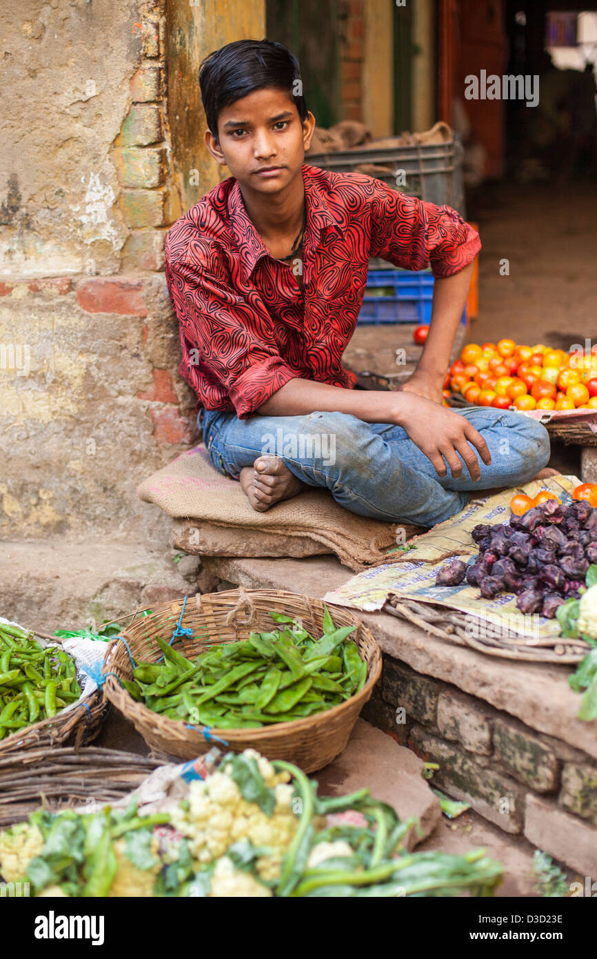Junge, Verkauf von Gemüse auf einem Markt, Varanasi, Indien Stockfoto