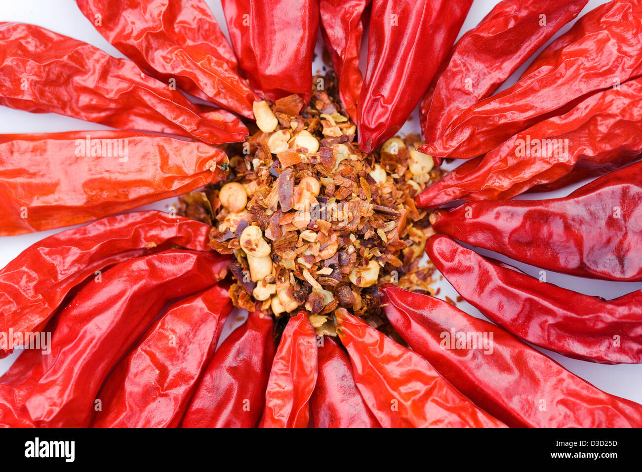 Capsicum Annum "Superchili". Getrocknete Chilis und Chiliflocken auf einem weißen Hintergrund. Stockfoto