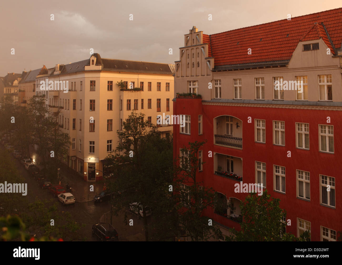 Berlin, Deutschland, stimmungsvolle Beleuchtung in der Straße im Regen Merseburger Stockfoto