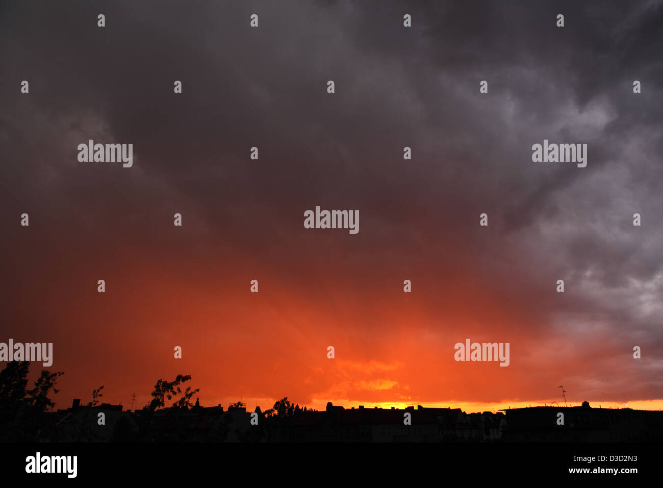 Berlin, Deutschland, Sonnenuntergang nach einem Gewitter Stockfoto