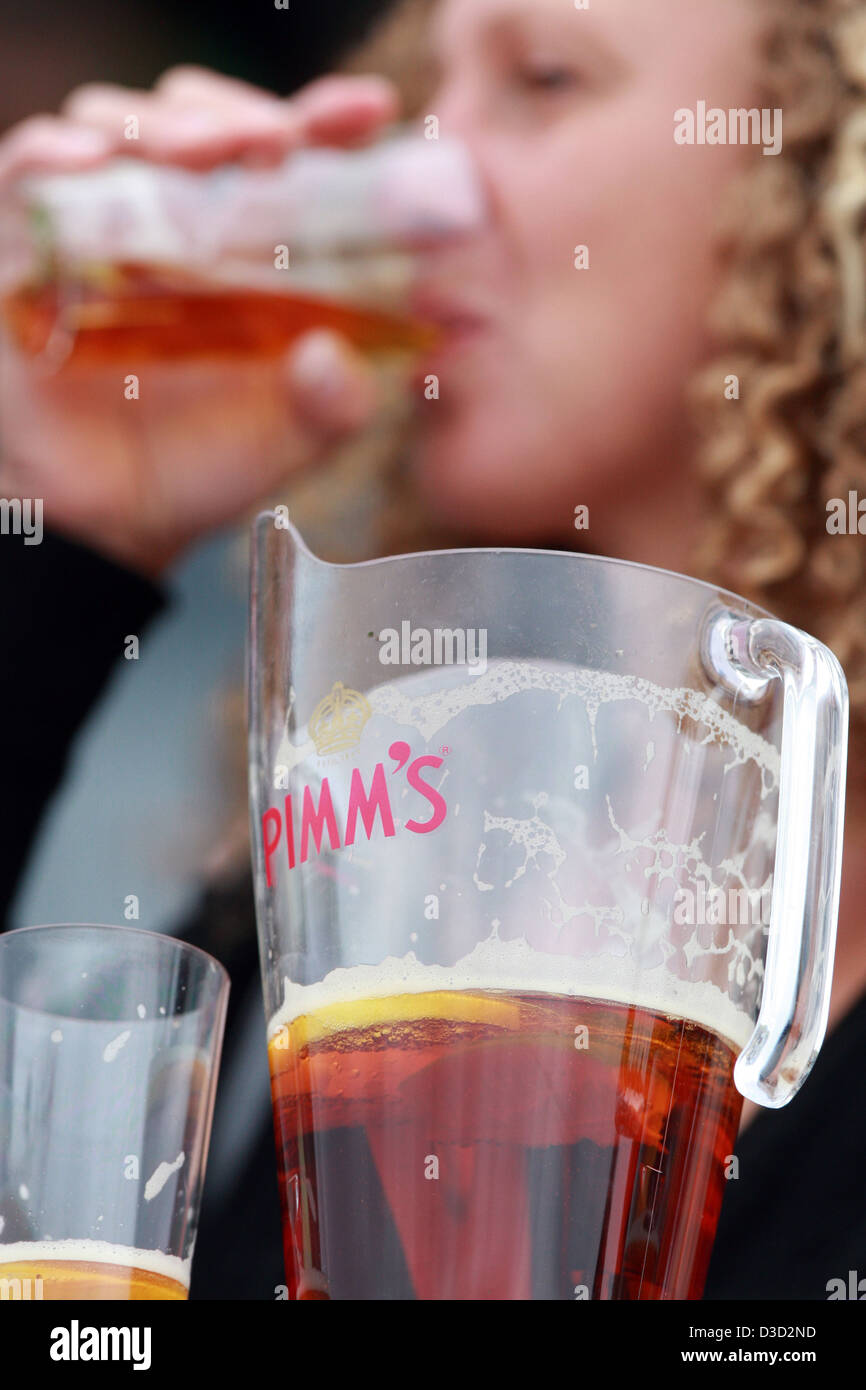 Epsom, UK, eine Frau trinkt ein Glas Pimm es Stockfoto