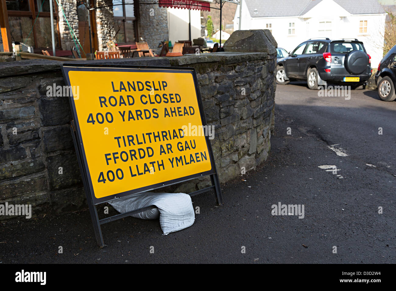 Erdrutsch geschlossen Straßenschild in Englisch und Walisisch, Cardiff, Wales, UK Stockfoto