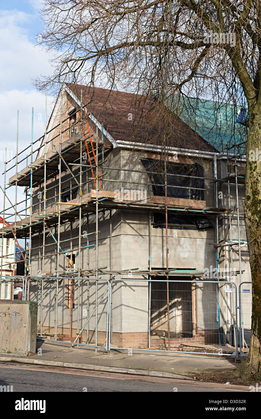 Haus in einem Vorort Einstellung mit Gerüsten durch eine wesentliche Erweiterung gebaut, Cardiff, Wales, UK Stockfoto
