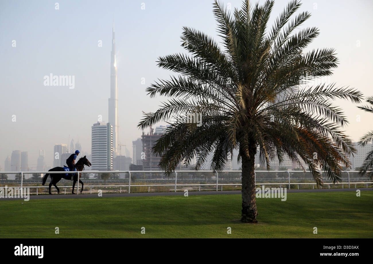 Dubai, Vereinigte Arabische Emirate, Pferd und Reiter gegen die Skyline mit dem Burj Khalifa Stockfoto