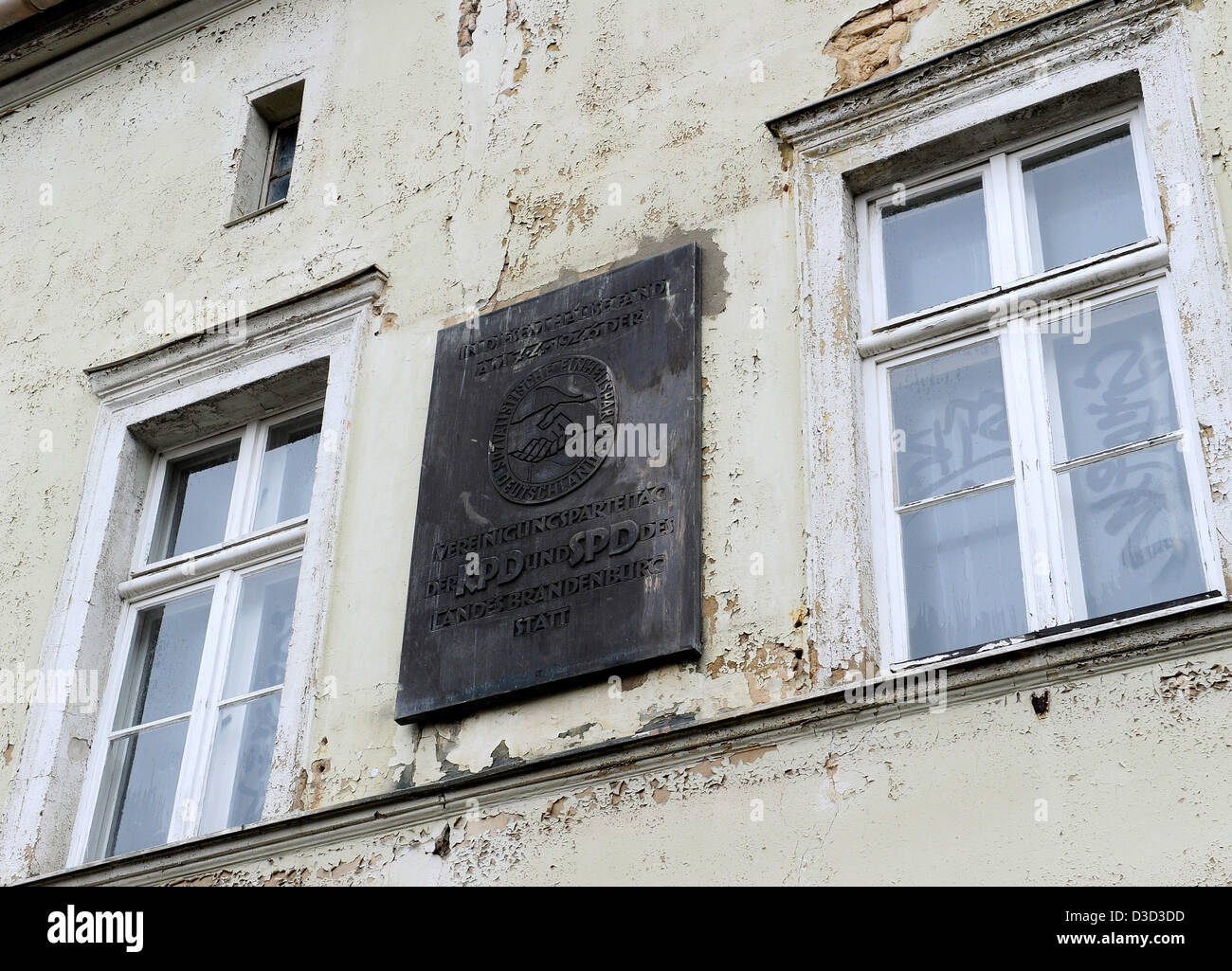 Eine Gedenktafel an der ehemaligen Hans-Otto-Theater erinnert an die Partei-Kongreß der Vereinigung von SPD und KPD zur SED (Sozialistische Einheitspartei Deutschlands) in Potsdam, Deutschland, 30. Januar 2013. Die Stiftung Schloss plant, Teile des Depot in das Gebäude zu speichern. Foto: Bernd Settnik Stockfoto
