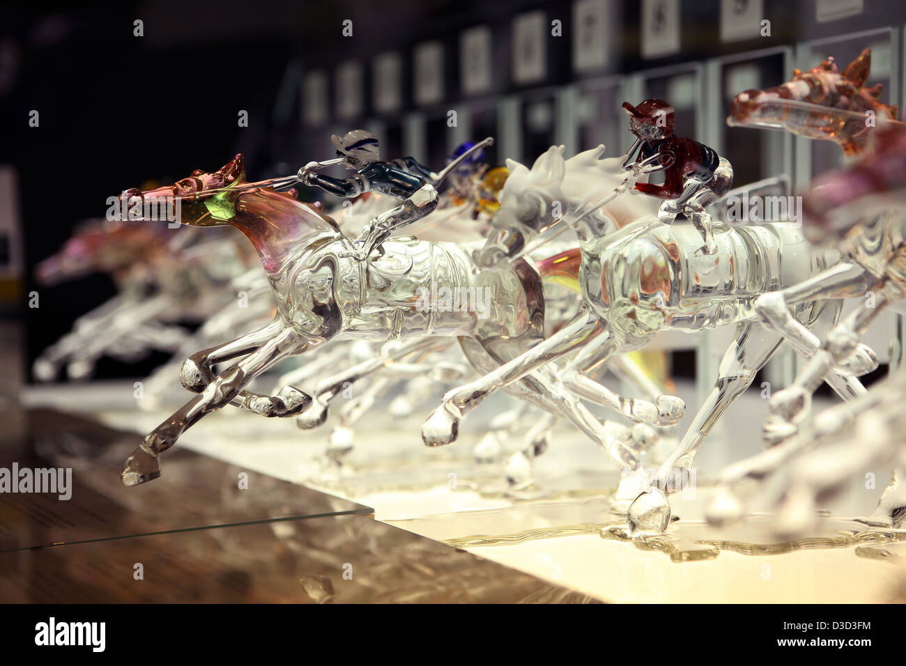 Dubai, Vereinigte Arabische Emirate, Pferde und jockeys aus Glas Stockfoto