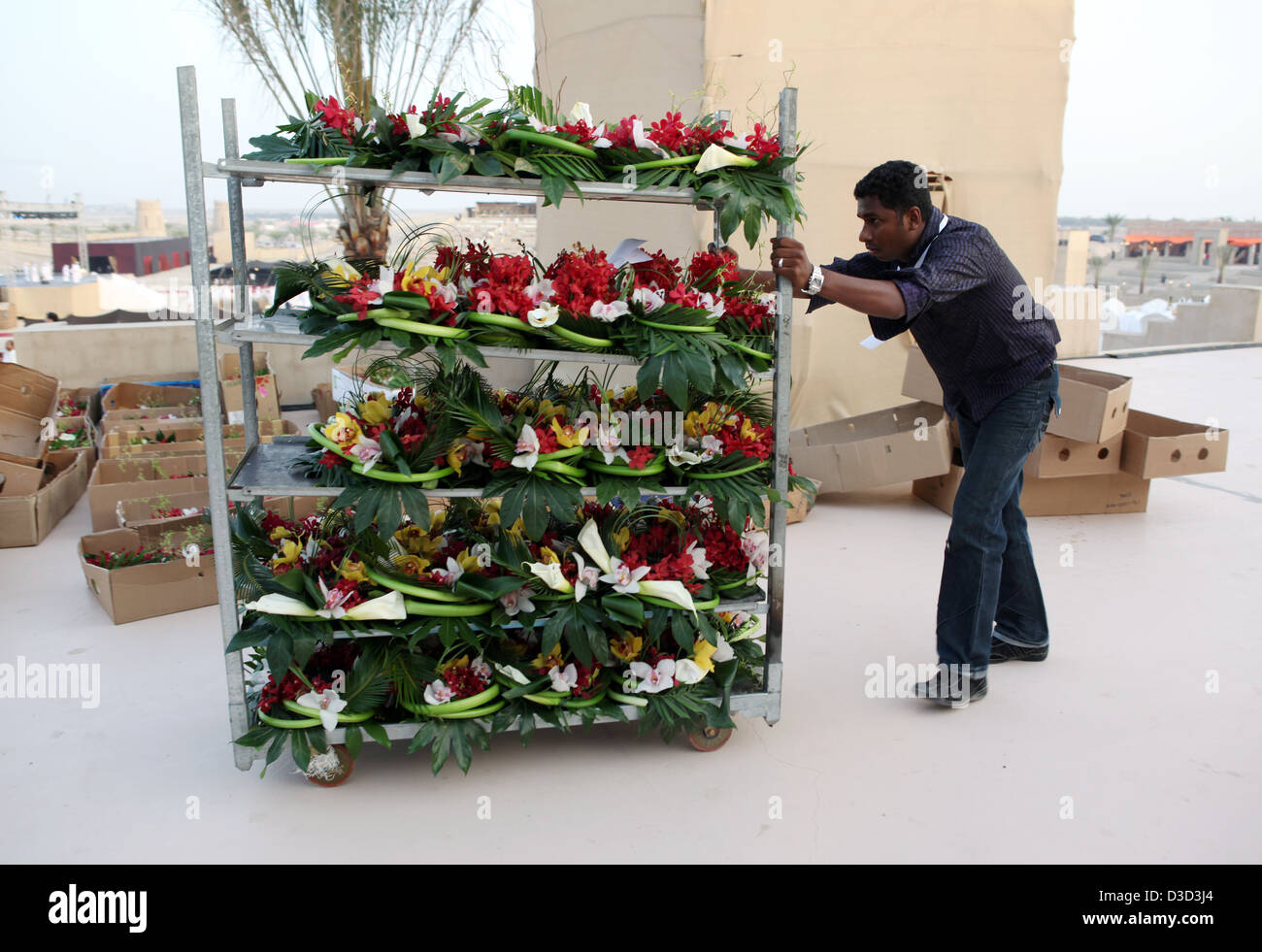 Dubai, Vereinigte Arabische Emirate, Mann schob einen Wagen mit Blumenarrangements Stockfoto