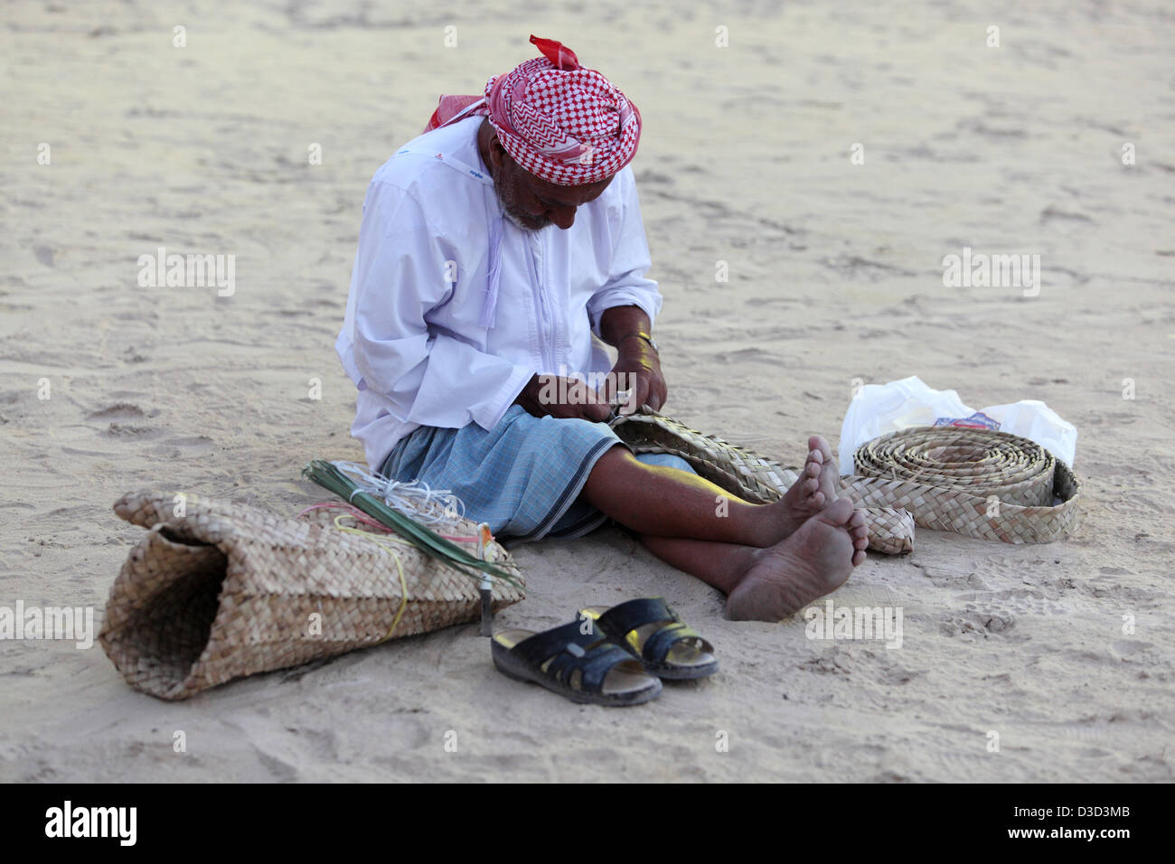 Dubai, Vereinigte Arabische Emirate, Mann Weben mit Bast Stockfoto