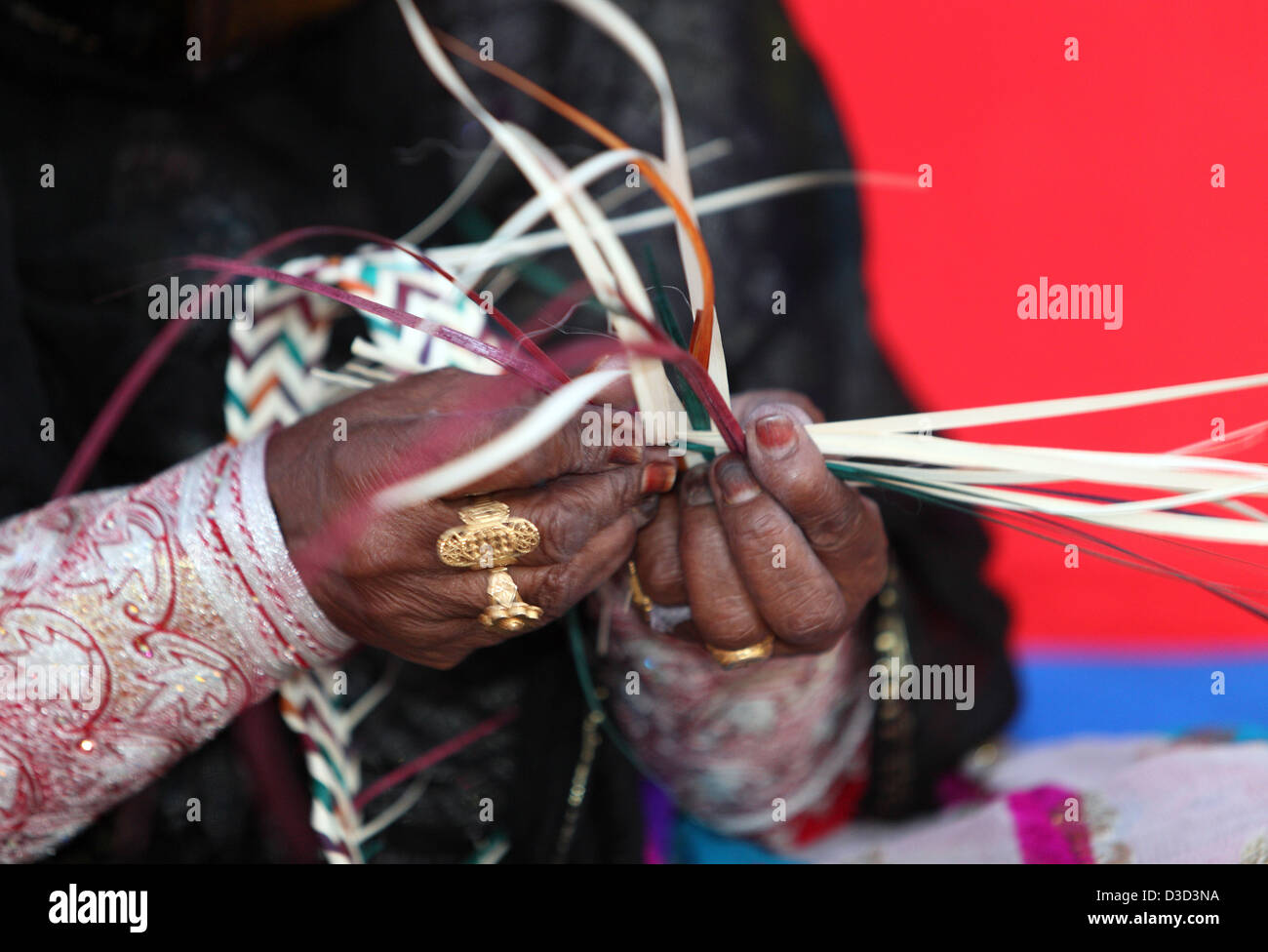 Dubai, Vereinigte Arabische Emirate, Weben Hände mit Bast Stockfoto